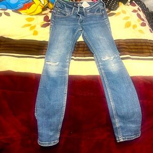 Hollister mid rise knee ripped super skinny jeans